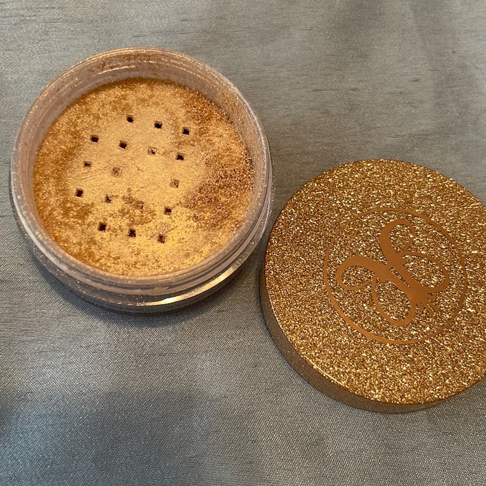 ABH loose highlighter in Vegas